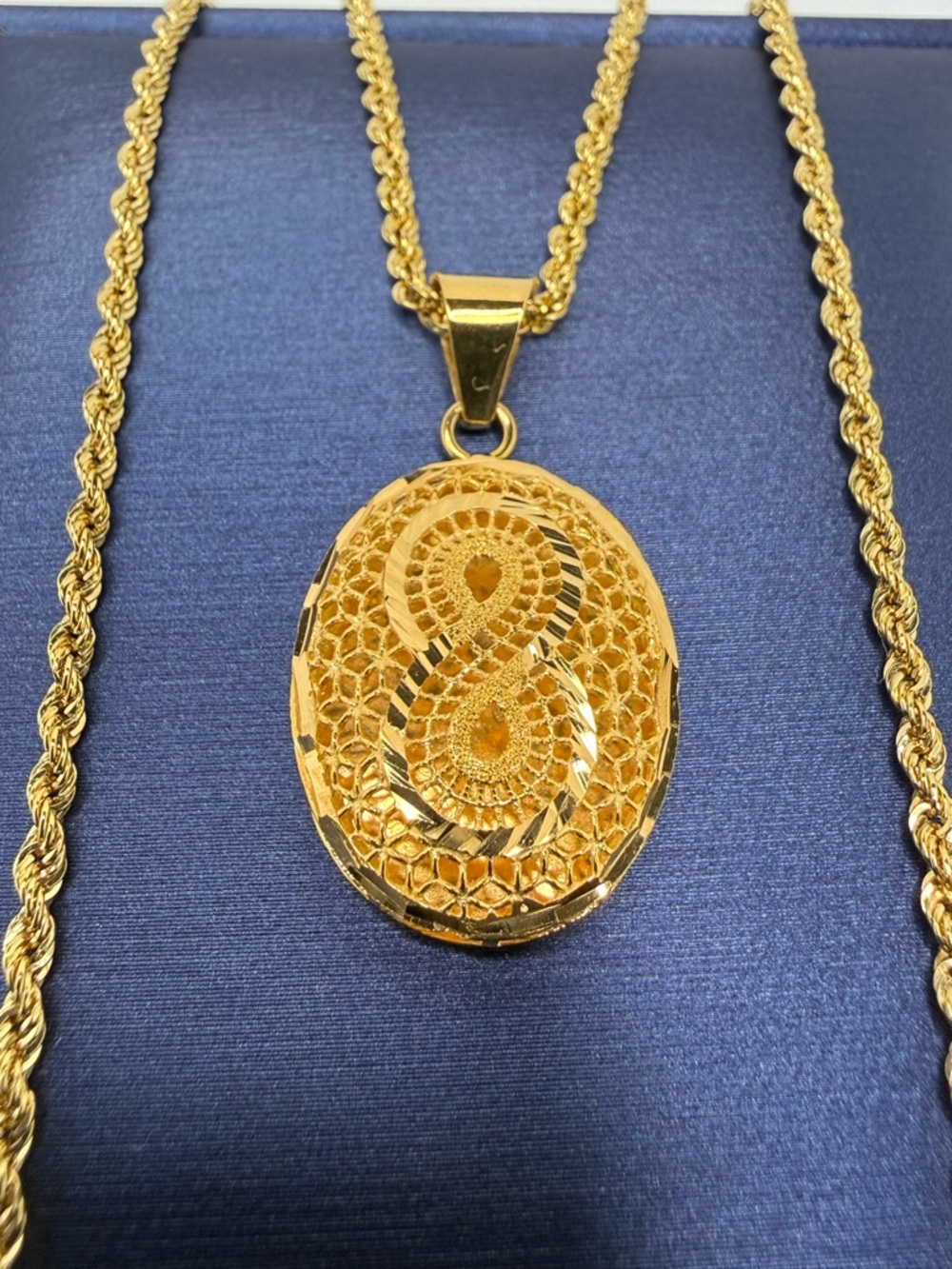 21K Genuine Gold Ornamental Oval Pendant (Preowned)